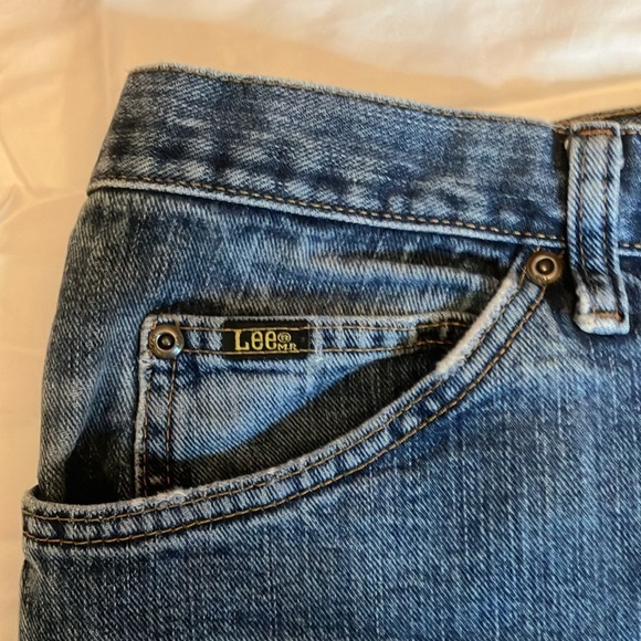 Lee Blue Jeans 33 x 34 Pre-owned Distressed (John on back pocket) - Picture 3 of 10